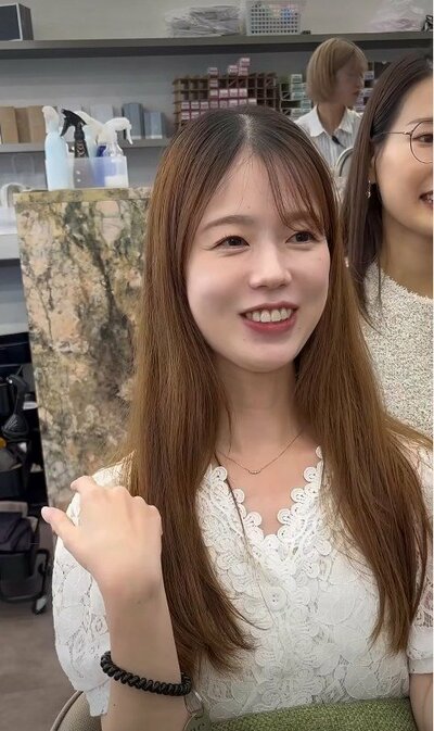 ビフォーは胸下まで伸びた超ロングヘア