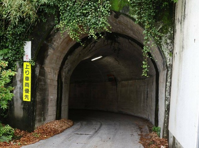熱海市で発見した激レアループトンネル　急勾配・急旋回の道に「マリカにあった」「巻き貝の中みたい」