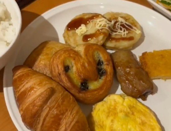 朝食ビュッフェで張り切って食べていると…連れの思いもよらないひと言に「それでも食べる」「1周しか行けない」