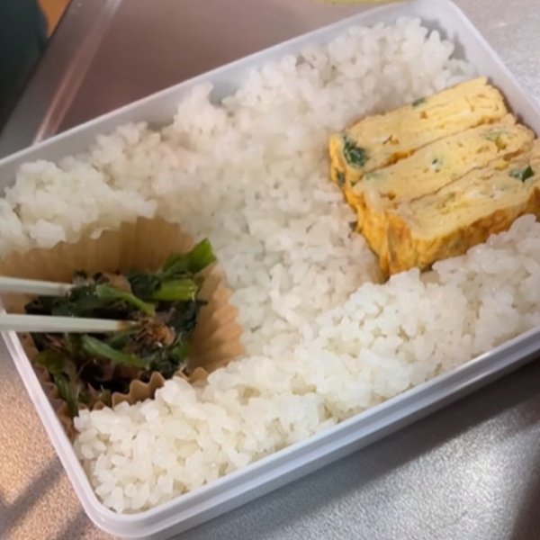【夫弁当】おかずが真ん中！詰め方が斬新で素敵な「焼肉弁当」ぴったり隙間に収まった〈卵焼き〉に注目！
