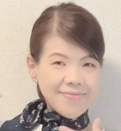 【60代マダム】デニムに〈スカーフ〉を合わせた「大人カジュアルコーデ」がおしゃれ！爽やかで上品なコーデが完成
