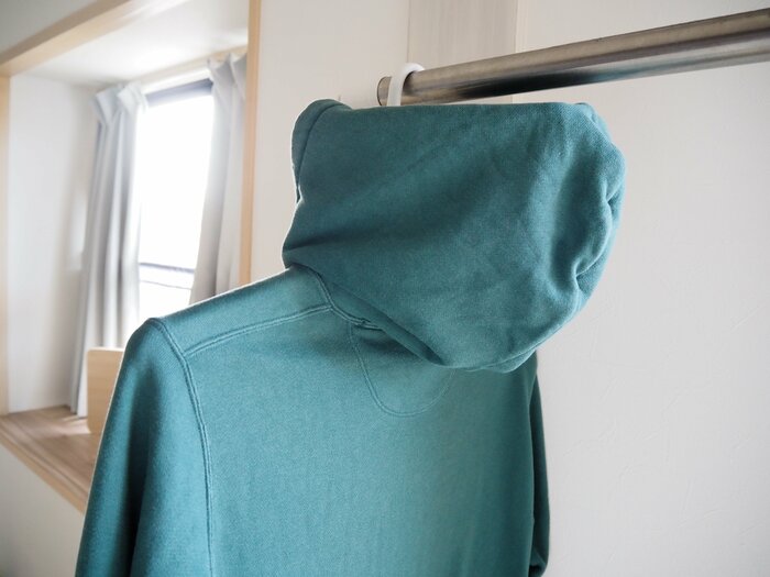 最後に、フードをアームにかけてクリップで固定して完成