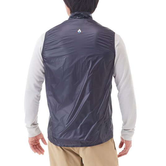 ポケットにも入るほど小さく折りたたむことができ、持ち歩く時もかさばりません