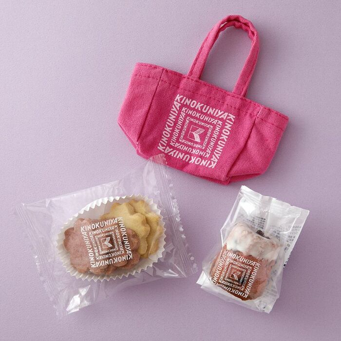 春限定の桜風味のクッキーと桜型の塩クッキー・甘酸っぱいクランベリー入りの焼菓子が入ったミニミニサイズのスイーツバッグ