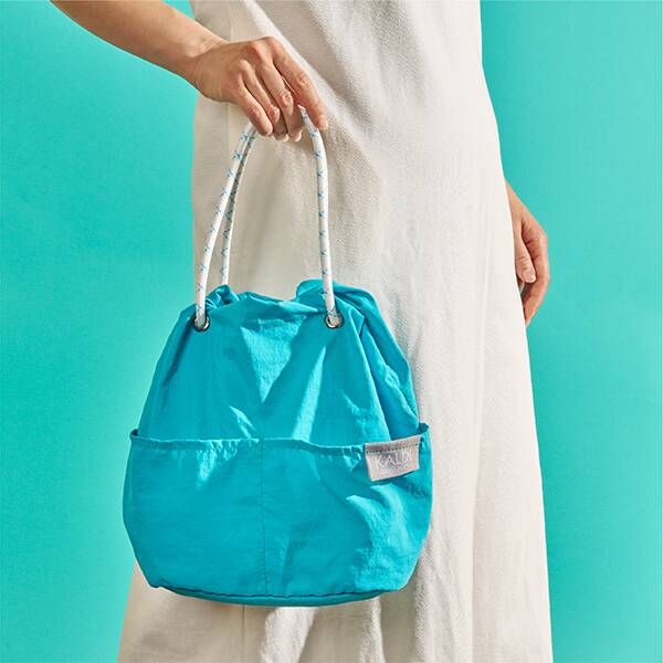 使わないときは折りたたんでコンパクトに収納できます