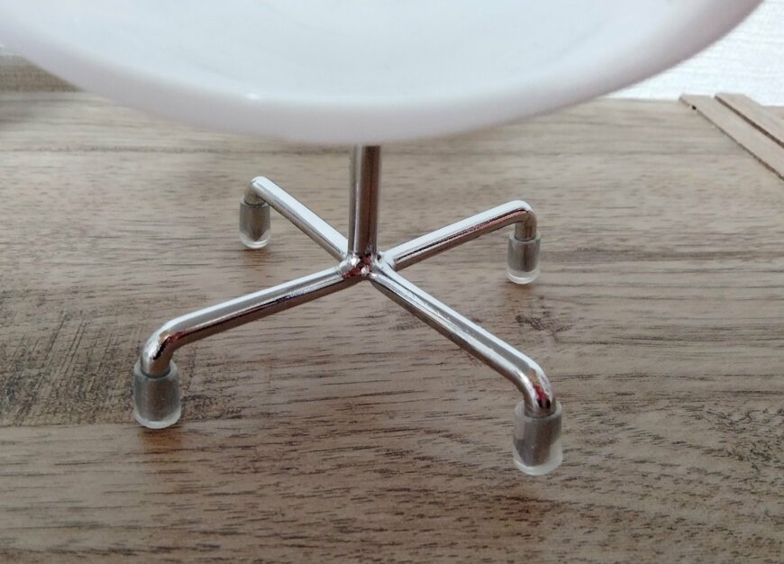 筆者撮影（ダイソー、インテリアチェア スタイリッシュカラー）