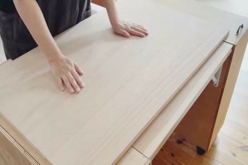 「たったの約2400円で...！？」〈合板と2×4材〉を使って...→スタイリッシュでかっこいい〈高見えデスク〉をDIY！