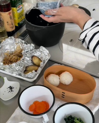 【30分弁当】この組み合わせが最強！コロコロおにぎり×甘辛黒胡椒チキンのお弁当が美味しそう