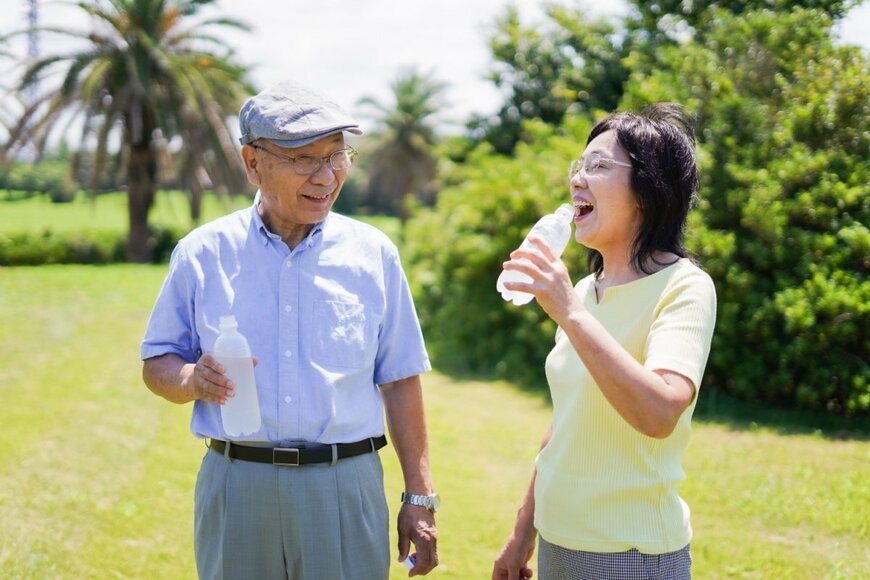 「生活苦しい」高齢者は5割超【70歳代の夫婦世帯】平均貯蓄額・月の生活費・年金月額はいくらか