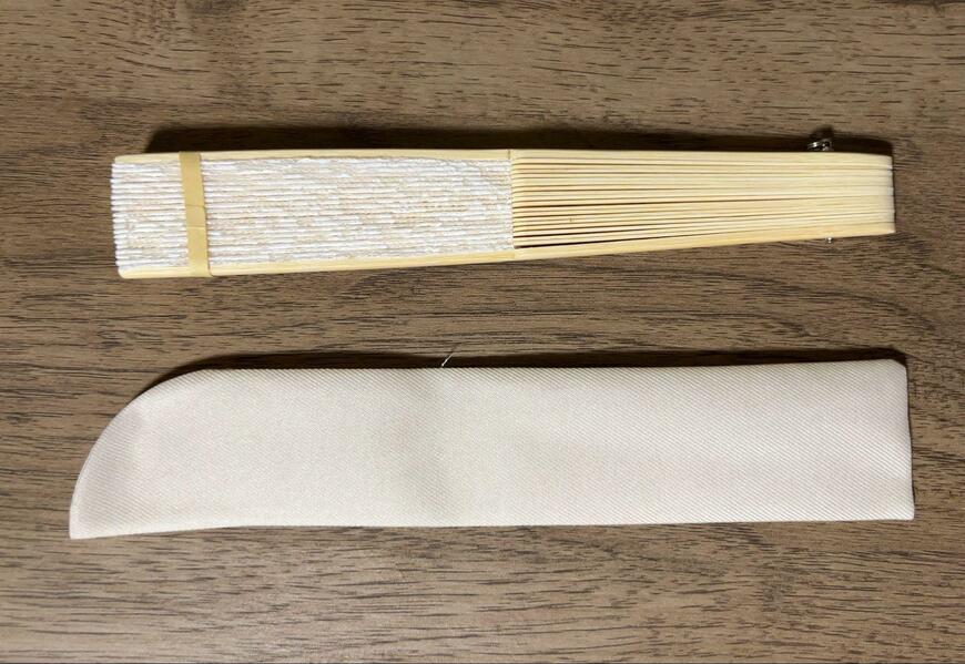 筆者撮影（ダイソー、レース扇子（収納袋付、ホワイト））