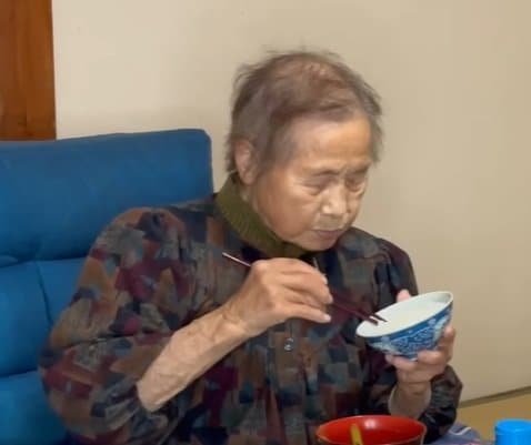 【94歳長寿飯】おばあちゃんが作る夕飯が素晴らしい…食材を無駄なく使いきる丁寧な調理風景に称賛の声「本当に脱帽」