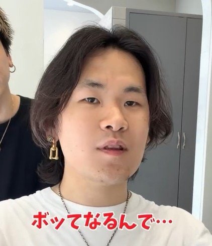 「だいぶスッキリしたね」“伸びるときのこみたいに膨らむ”と話していた男性…4ヶ月ぶりのカットで清潔感あふれる「毛流れセンターパート」にスタイルチェンジ