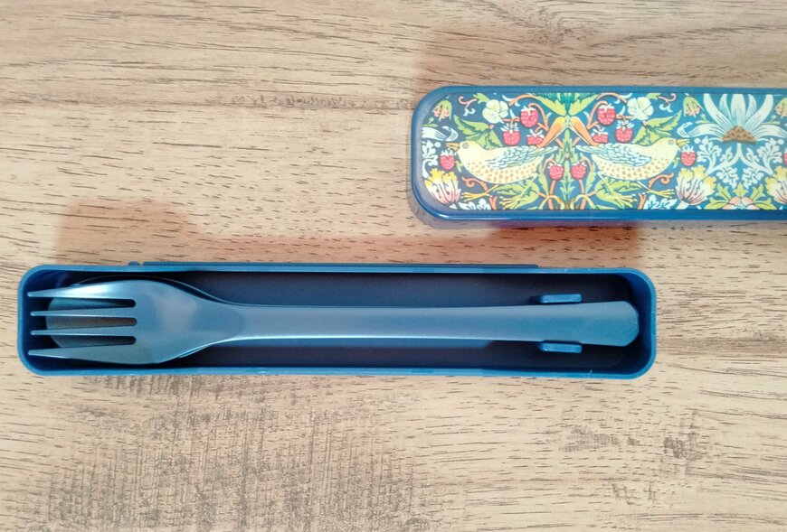 筆者撮影（セリア、スプーン＆フォークセット ウィリアムモリス柄）