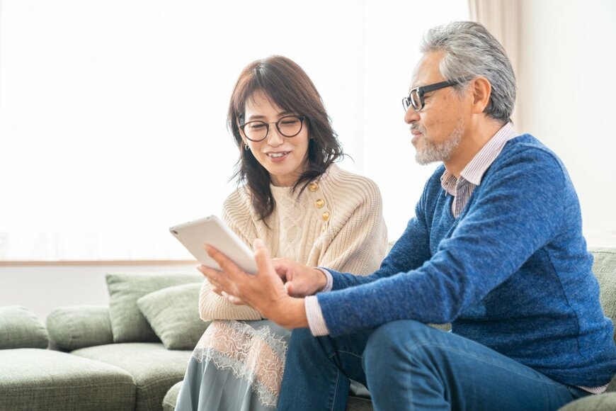 【リタイア後の生活】65歳以上夫婦世帯のひと月の生活費はいくら？家計収支とともに年金受給月額や平均貯蓄額もチェック