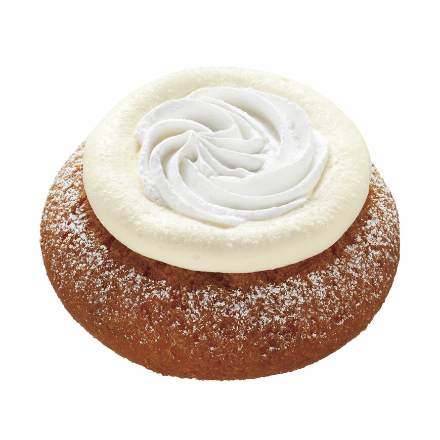 チーズホイップとホイップクリームのダブルクリームで仕上げる