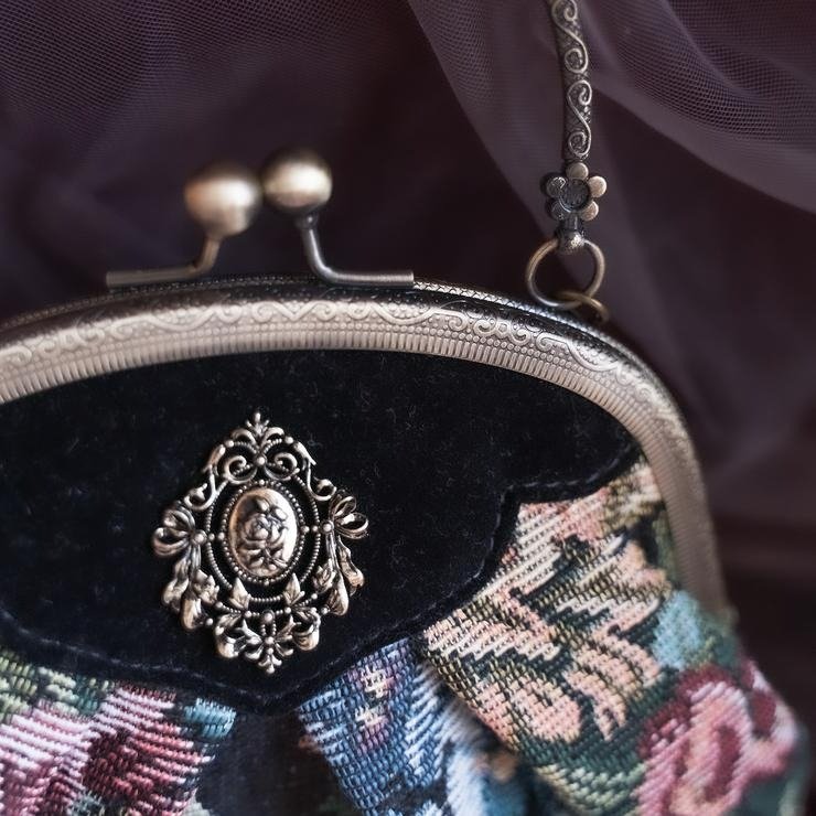 出所：しまむら公式　がま口ゴブランポシェット （クラロリくる実）