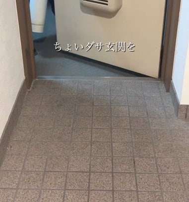 【築30年賃貸DIY】ちょいダサ玄関の床が、クッションフロアを敷くだけで「ジャパンディ空間」に！