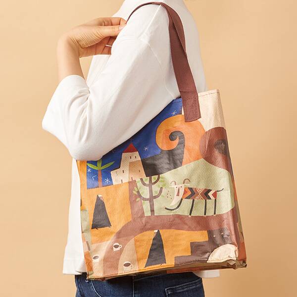 カルディの紙袋の柄にもなっている、オリジナルデザインのエコバッグ