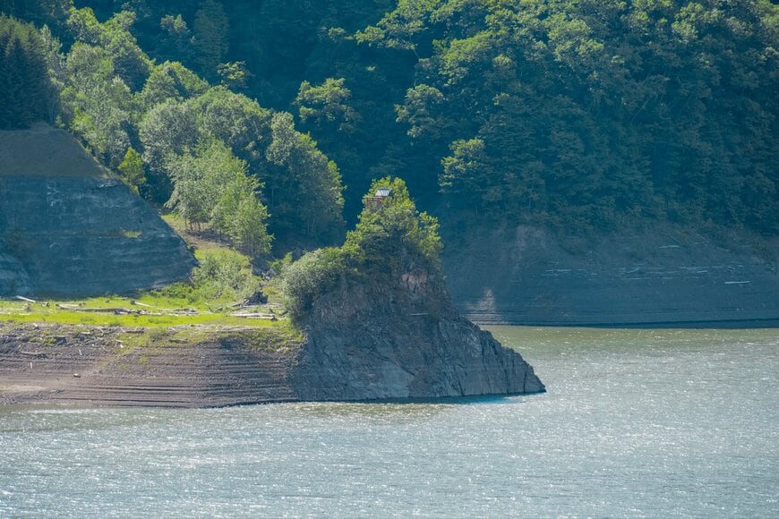 北海道のダムにある神社
