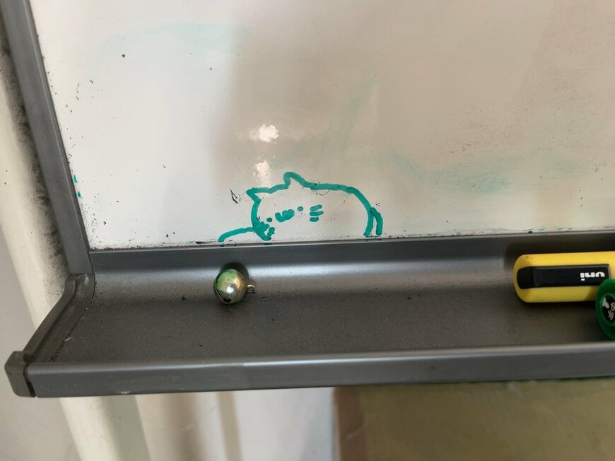 鈴で遊ぶような姿にほっこり