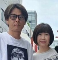 【60歳妻＆49歳夫】フォトTシャツ×モノトーンでおしゃれな〈リンクコーデ〉　個性を活かしたシミラールックが素敵