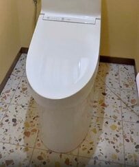 「真似したい！！」垢抜けない〈トイレの床〉→ホワイト基調の〈レトロタイル柄のリメイクシート〉を貼っておしゃれに大変身！