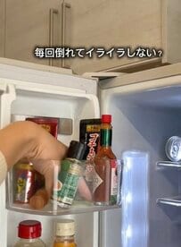 倒れやすい冷蔵庫の「薬味チューブ」をセリアのアイテムで浮かせる収納アイデア。強力マグネットとクリップを使い、手が当たっても落ちない実用的な100均活用術