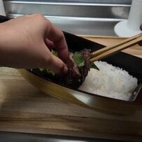 「その反抗の仕方を後悔しなさい！」反抗期の娘に母が作る「後悔」と「航海」をかけた船盛りのような【おふざけ弁当】センスあふれるお弁当にコメント欄も大爆笑