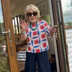 【80歳目前のマダム】鮮やかな魚柄トップスがおしゃれ！ デニムで爽やかに