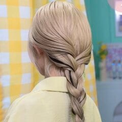 【ヘアゴム1本】ひと工夫で可愛く変わる「三つ編みヘアアレンジ」ロングヘアの後ろ姿が映える簡単まとめ髪