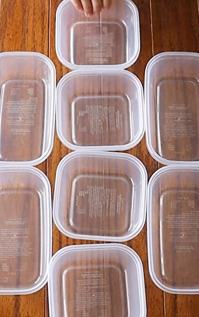 パンとグラタンを詰めるタッパーを準備