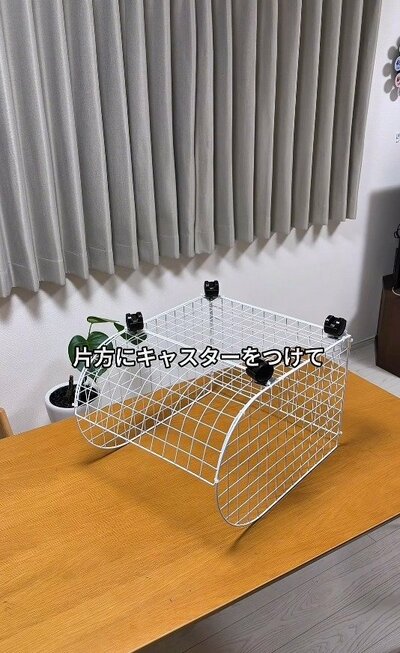 キャスターを取り付けている様子