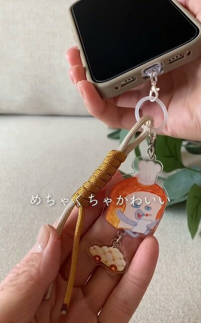 パラコードを巻いて仕上げた“お店級”のスマホストラップ