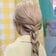 【ヘアゴム1本】ひと工夫で可愛く変わる「三つ編みヘアアレンジ」ロングヘアの後ろ姿が映える簡単まとめ髪
