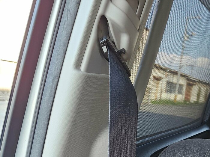 ストッパーを付けるとシートベルトの根元部分が固定され、巻き込みをストップ