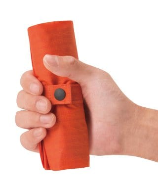 折りたたむことでコンパクトになる機能性に優れたエコバッグ