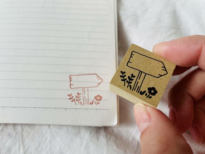 スタンプは木製なので、サイズが小さくても、しっかり手にフィット