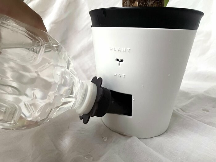 ポットの小窓から水やりをする場合は、口が細長いじょうろがあると便利