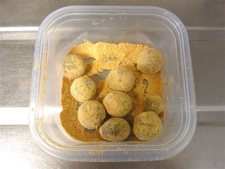 成形しやすい固さまで冷ましたら、手で丸めてきな粉をまぶす