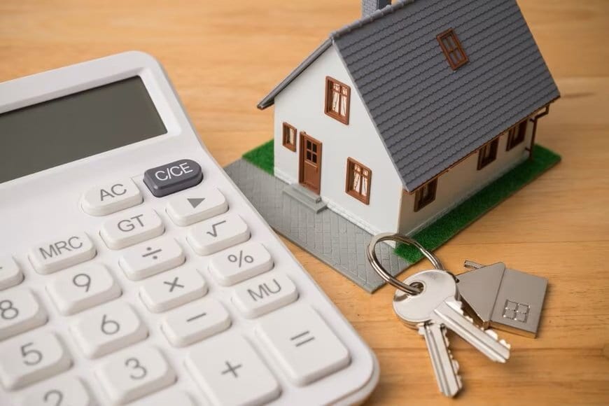 【60歳代の住宅ローン】残高の平均は697万円、中央値300万円。定年後も500万円以上が残る世帯は45.3％、退職金で一括返済すべきかの判断軸を元銀行員が解説