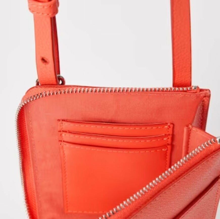 出所：ユニクロ公式 レザータッチウォレットショルダーバッグ