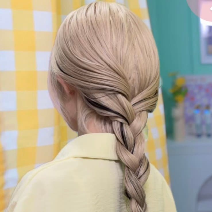 【ヘアゴム1本】ひと工夫で可愛く変わる「三つ編みヘアアレンジ」ロングヘアの後ろ姿が映える簡単まとめ髪