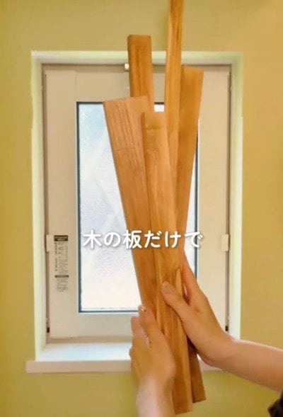 「めっちゃいい感じ！」トイレの〈小窓〉→木の風合いがおしゃれな〈海外風の窓〉に大変身！ネジ＆工具なしで作れるアイディアに絶賛の声