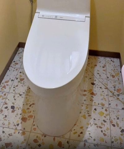 「真似したい！！」垢抜けない〈トイレの床〉→ホワイト基調の〈レトロタイル柄のリメイクシート〉を貼っておしゃれに大変身！