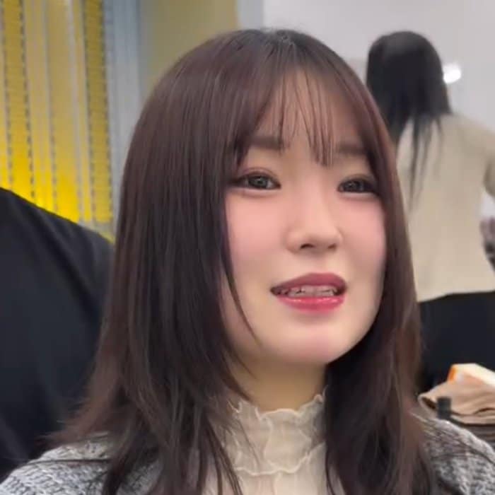 【大変身】卒業式に向けて髪を伸ばしている女性がレイヤーカットでイメチェン！伸ばしかけでも可愛い髪型に笑顔