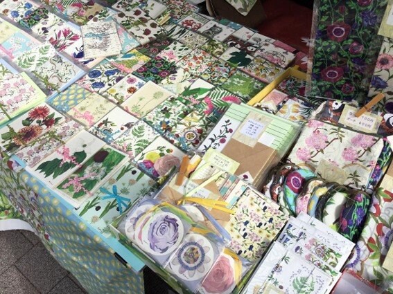 国内のカフェで販売されているカードやお財布、しおりなどのオリジナル・グッズ。（画像提供：Narumi Otobe©）