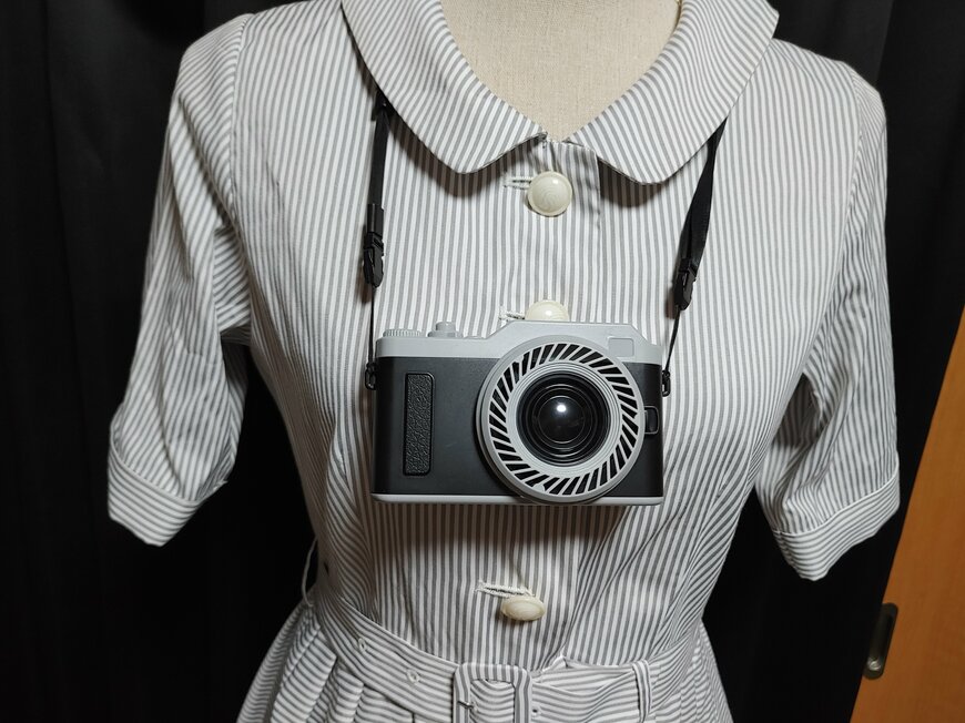 筆者撮影（ダイソー、カメラ型ハンディファン）