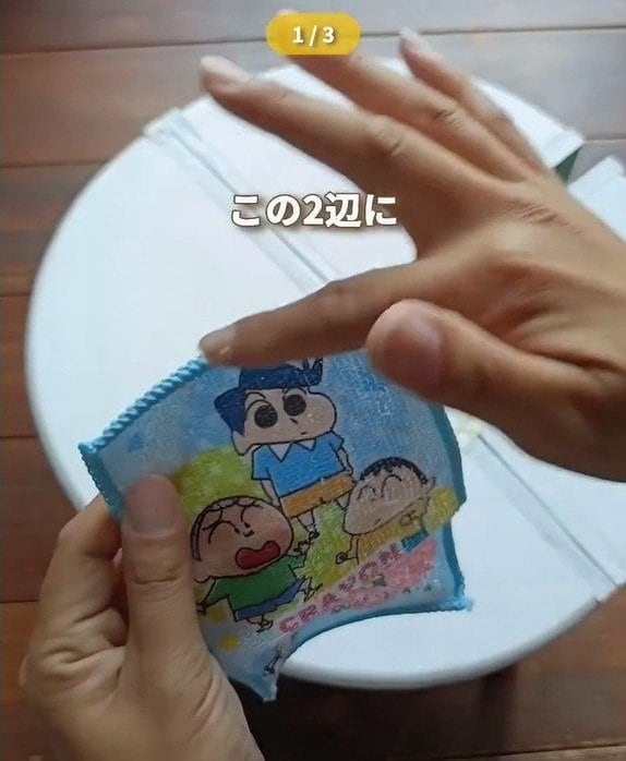 【100均DIY】ダイソーのファスナーでハンカチが「ポーチ」に変身！布用両面テープで貼って作る3ステップ