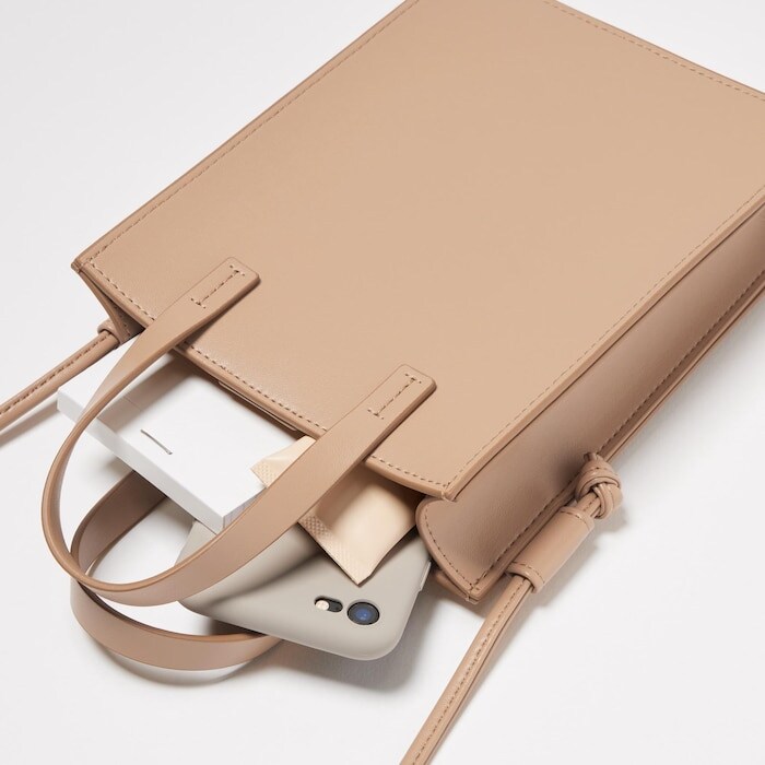 出所：ユニクロ公式オンラインストア レザータッチミニハンドルショルダーバッグ