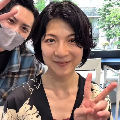 嬉しそうにピースサインをする女性